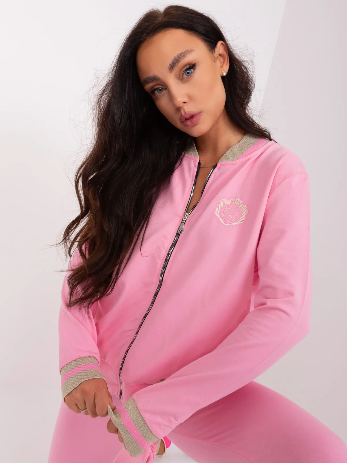 Różowy damski komplet dresowy ze spodniami - zdjęcie 4