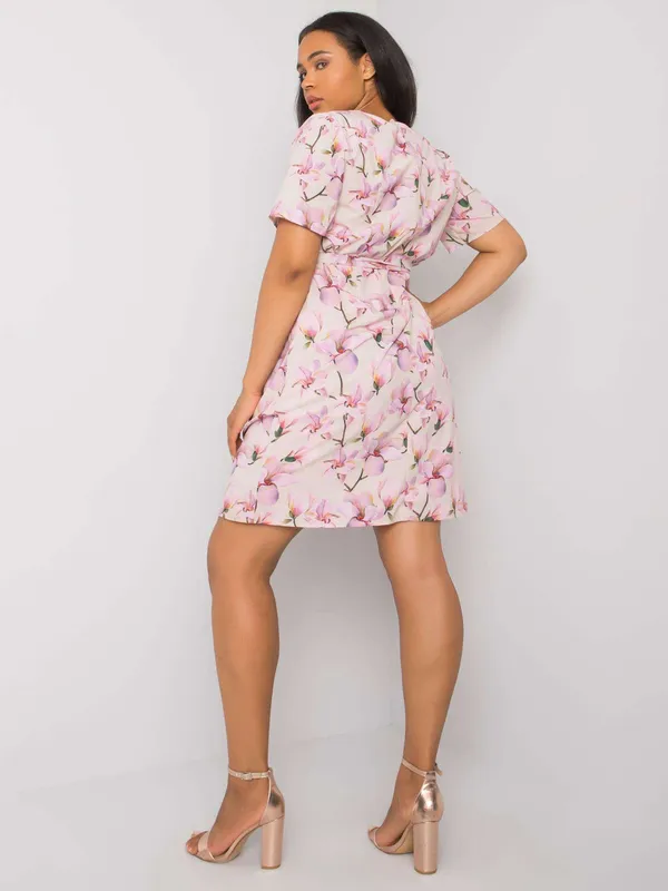 Żółta sukienka plus size w kwiaty z wiązaniem
