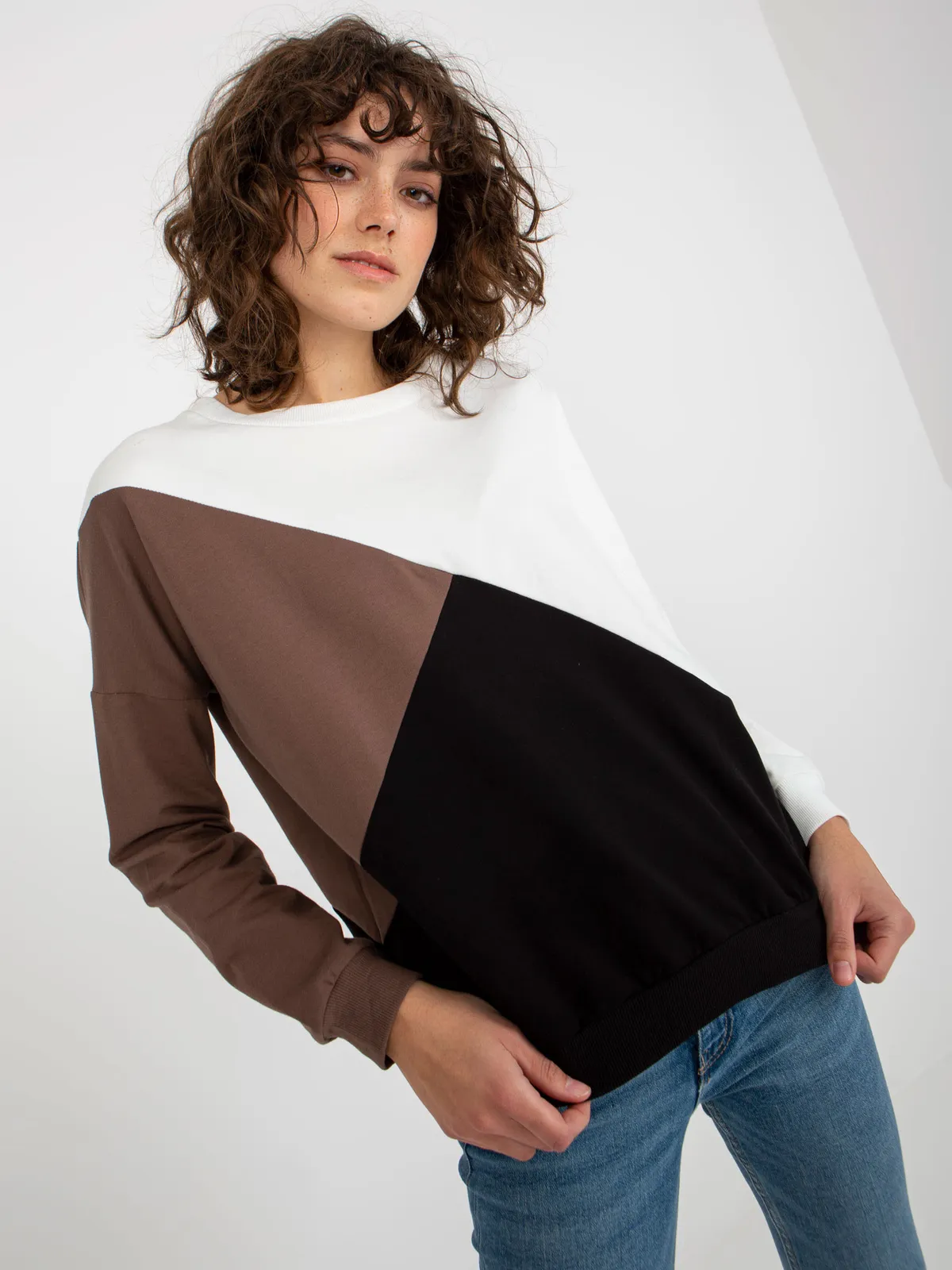 Biało-brązowa bawełniana bluza basic bez kaptura - zdjęcie 5