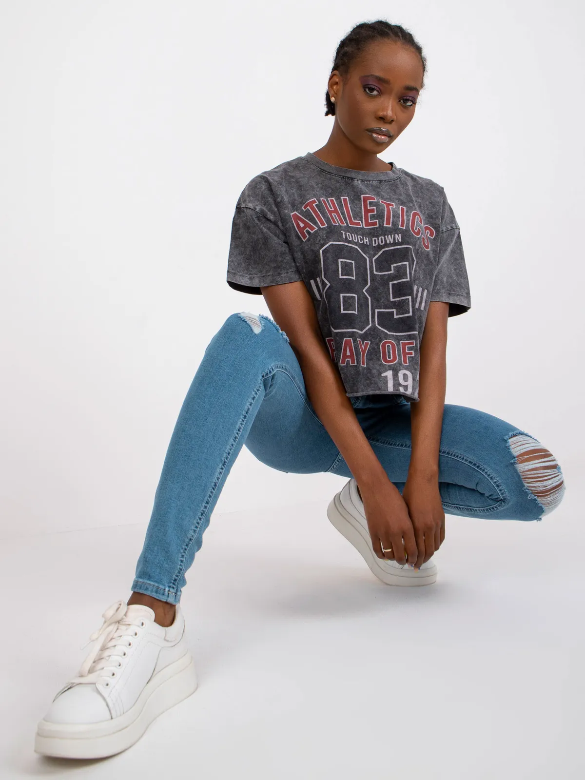 Dopasowane spodnie jeansowe z przetarciami typu skinny - zdjęcie 1