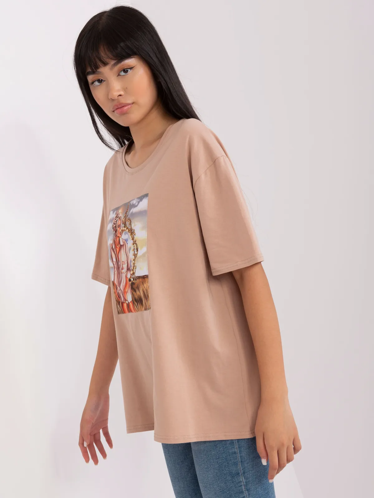Czarny t-shirt z nadrukiem i aplikacją - zdjęcie 4