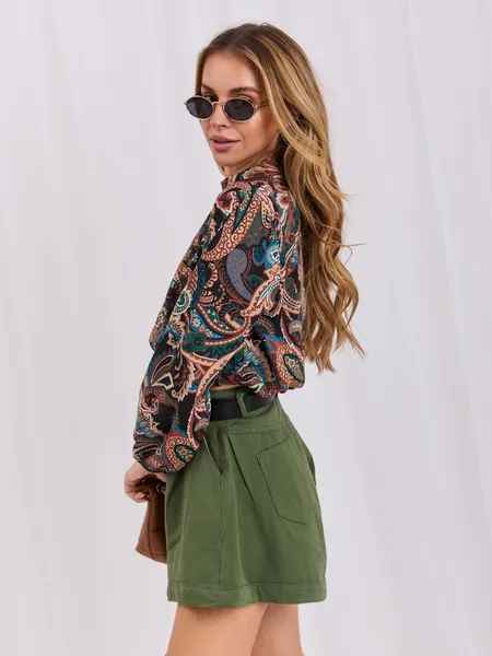 Krótka bluzka crop top w klimacie boho