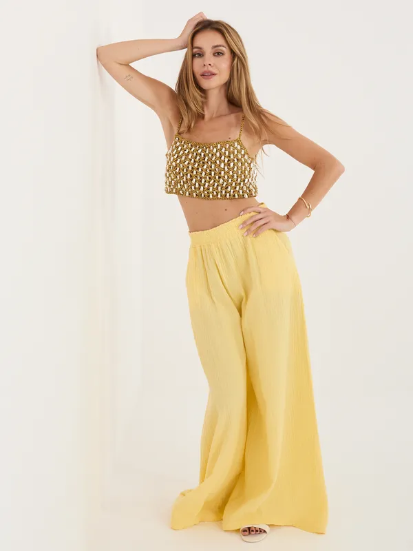 Zwiewne spodnie z szerokimi nogawkami w wakacyjnym stylu