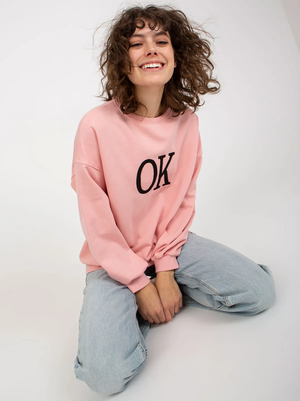 Szara luźna bluza oversize bez kaptura z haftem - zdjęcie 3