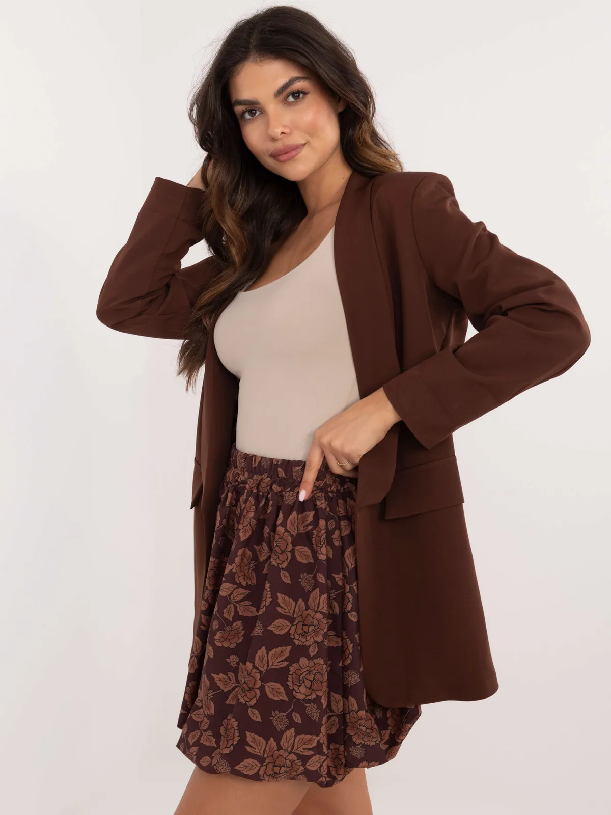 Krótka spódnica rozkloszowana w kwiatowy wzór - zdjęcie 1