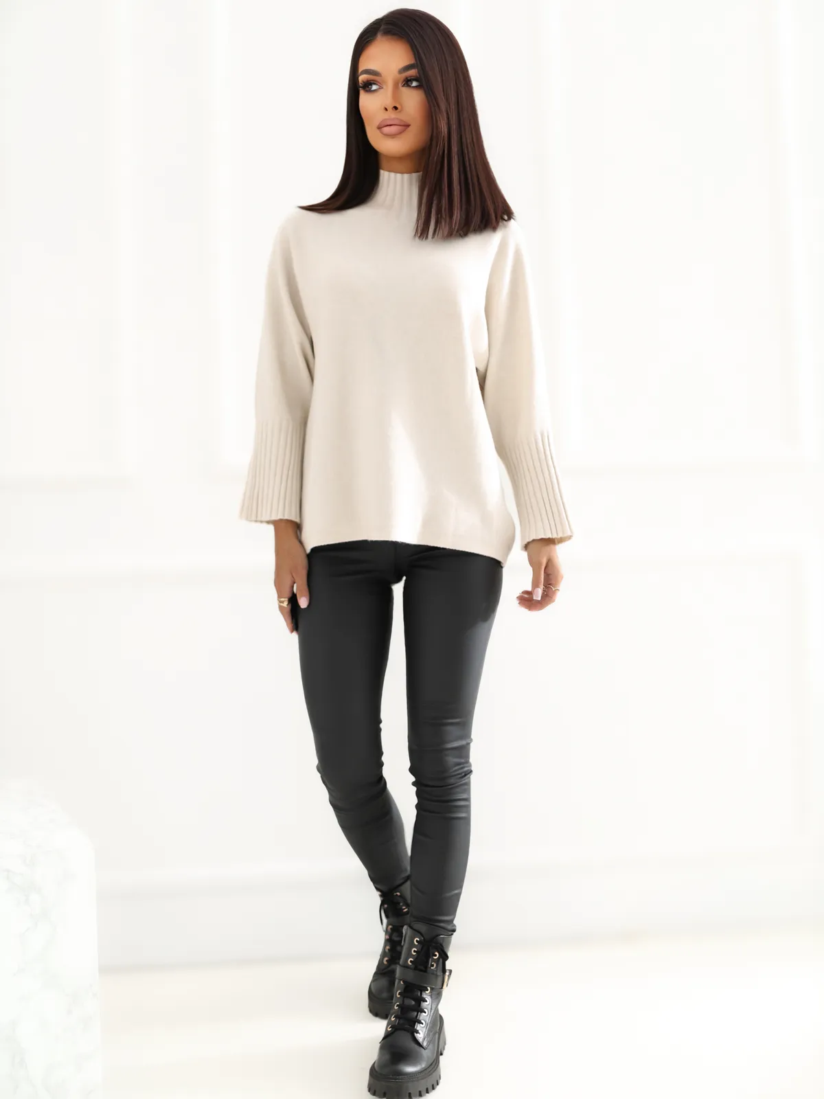 Sweter oversize z wysokim kołnierzem i ściągaczami - zdjęcie 3