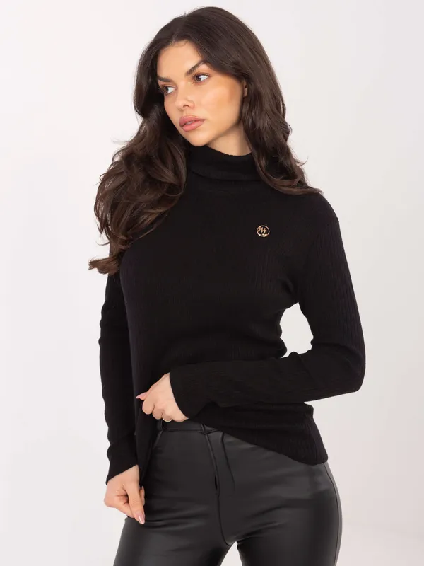 Dopasowany prążkowany golf z ozdobną broszką