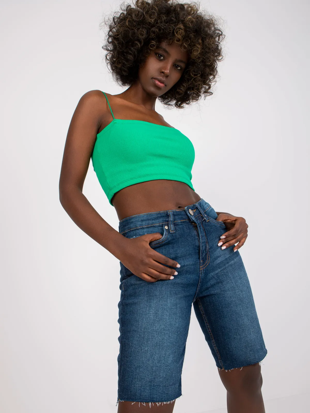 Dopasowane szorty przed kolano z wysokim stanem - zdjęcie 1