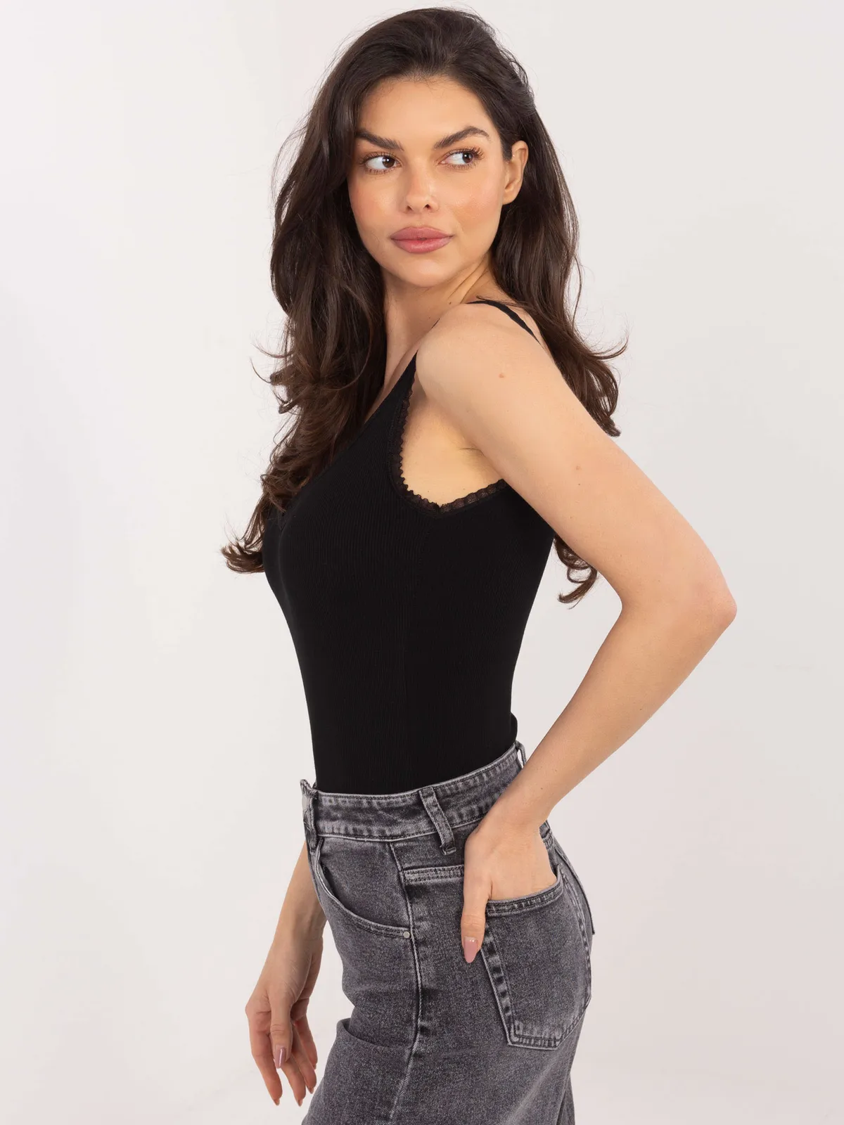 Dopasowany top prążkowany z subtelną koronką - zdjęcie 1