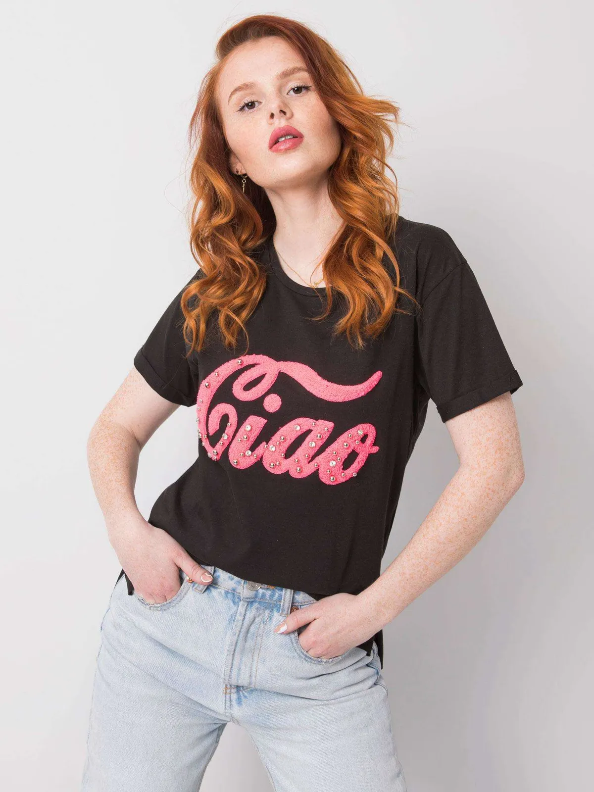 Czarny damski t-shirt z aplikacją - zdjęcie 2