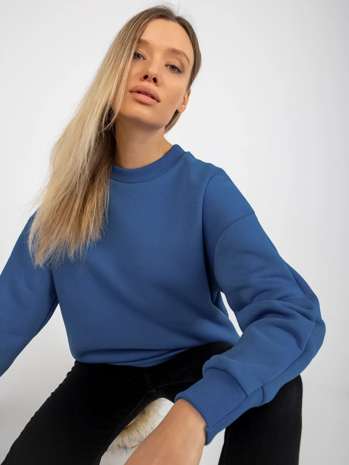 Ciemnoniebieska dresowa bluza basic oversize - zdjęcie 2