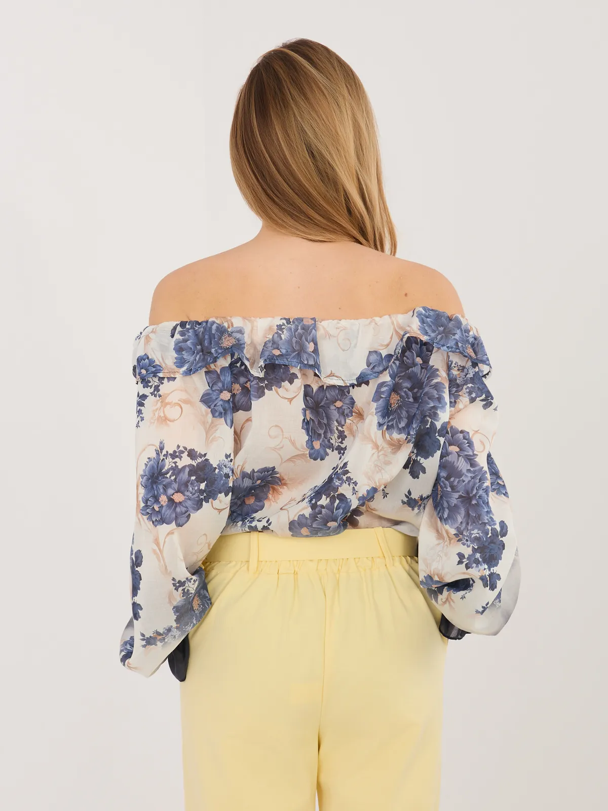 Bluzka z hiszpańskim dekoltem i ozdobnymi falbanami - zdjęcie 1