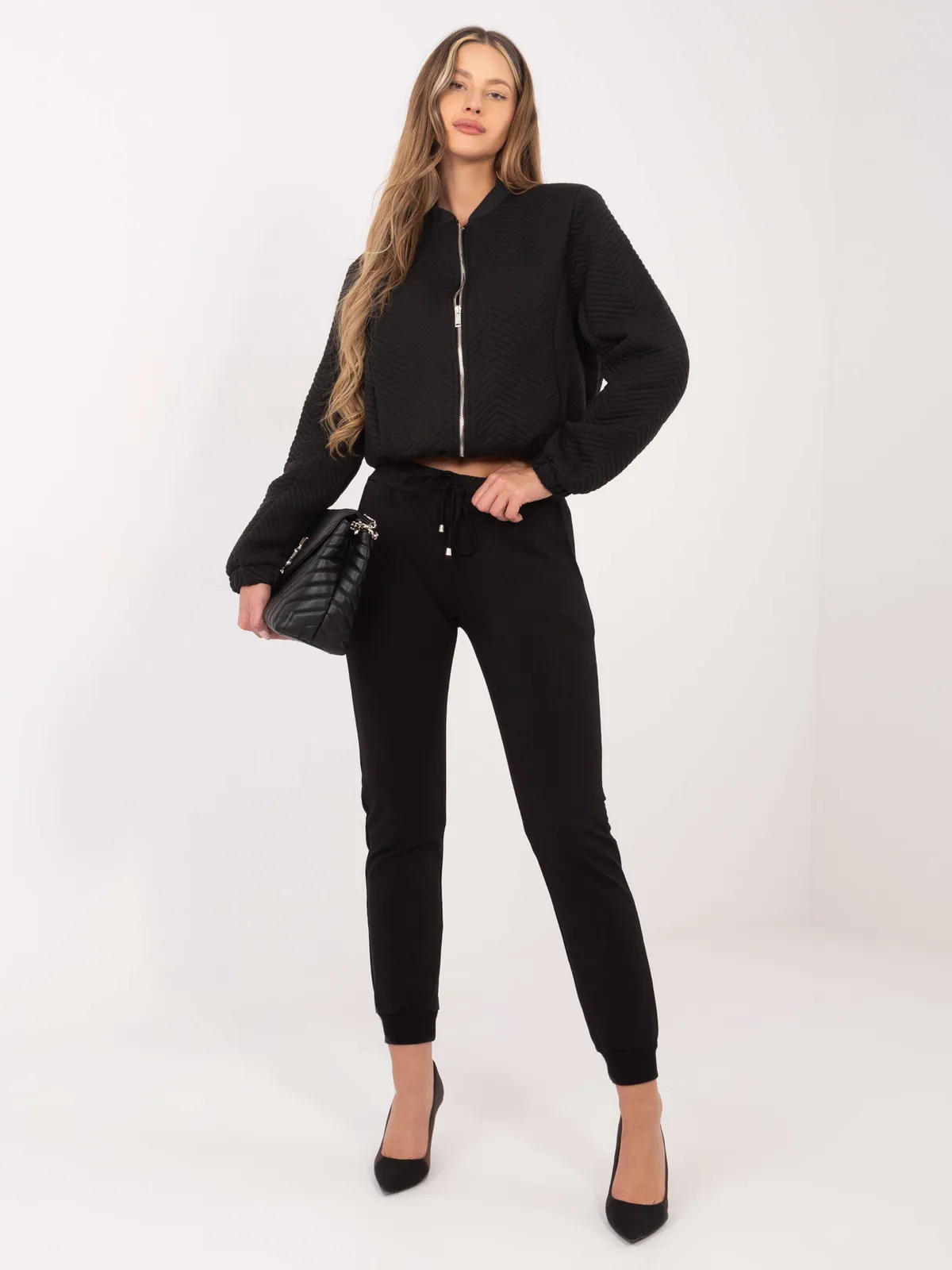 Krótka kurtka bomberka o pikowanej fakturze - zdjęcie 1