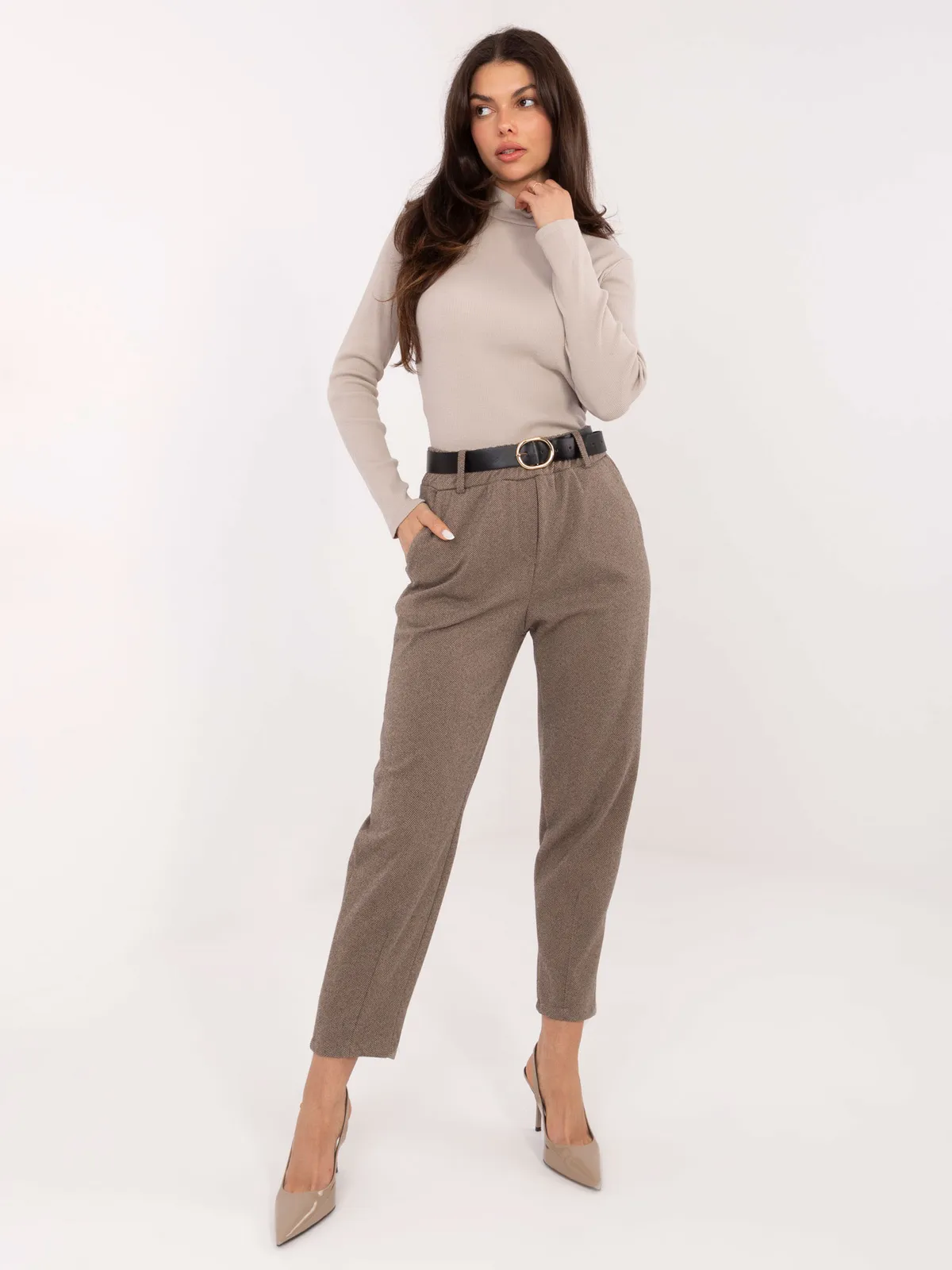 Dopasowana bluzka z półgolfem i ozdobną naszywką - zdjęcie 1