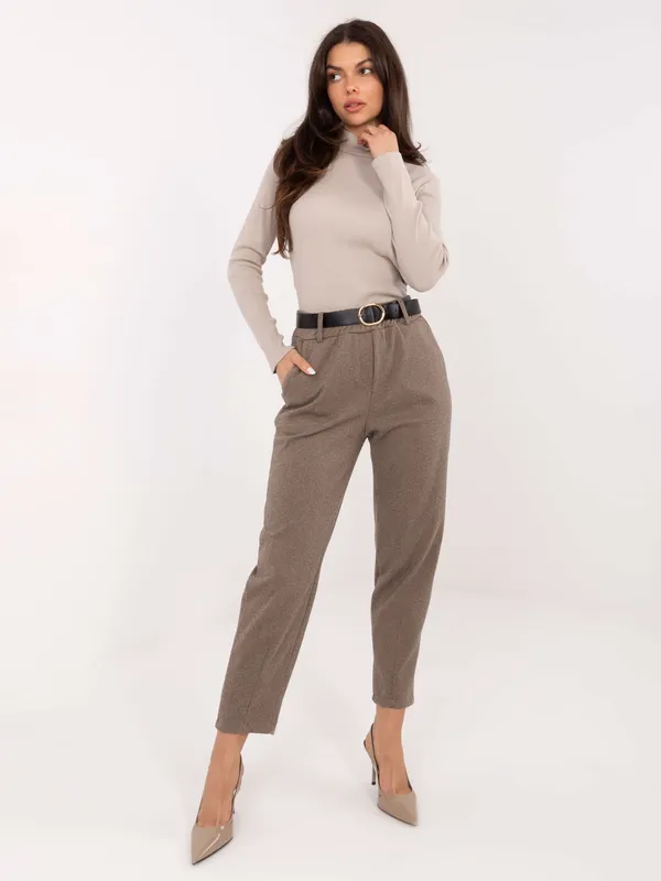 Dopasowana bluzka z półgolfem i ozdobną naszywką