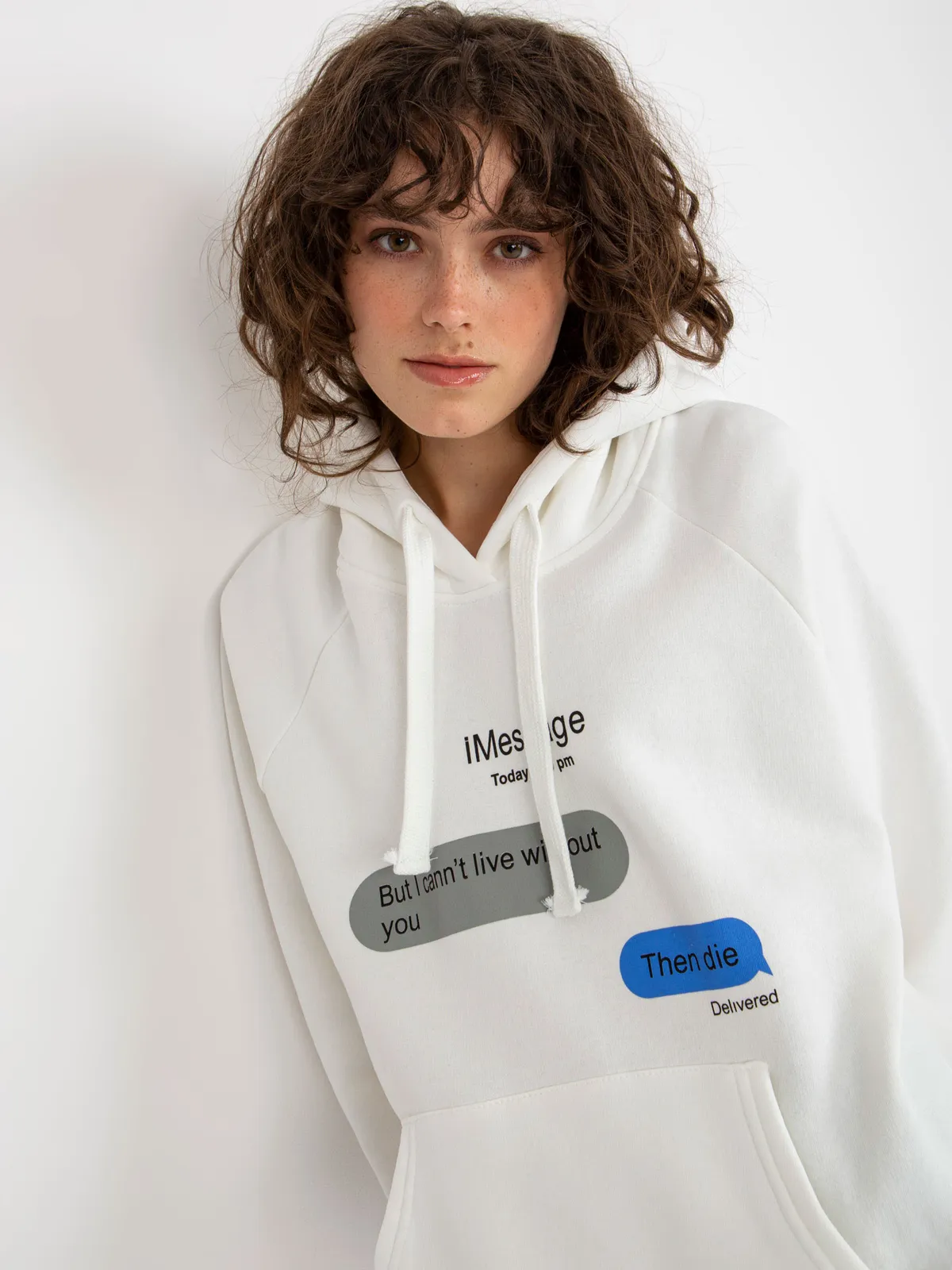 Jasnoróżowa dresowa bluza z nadrukiem oversize - zdjęcie 5