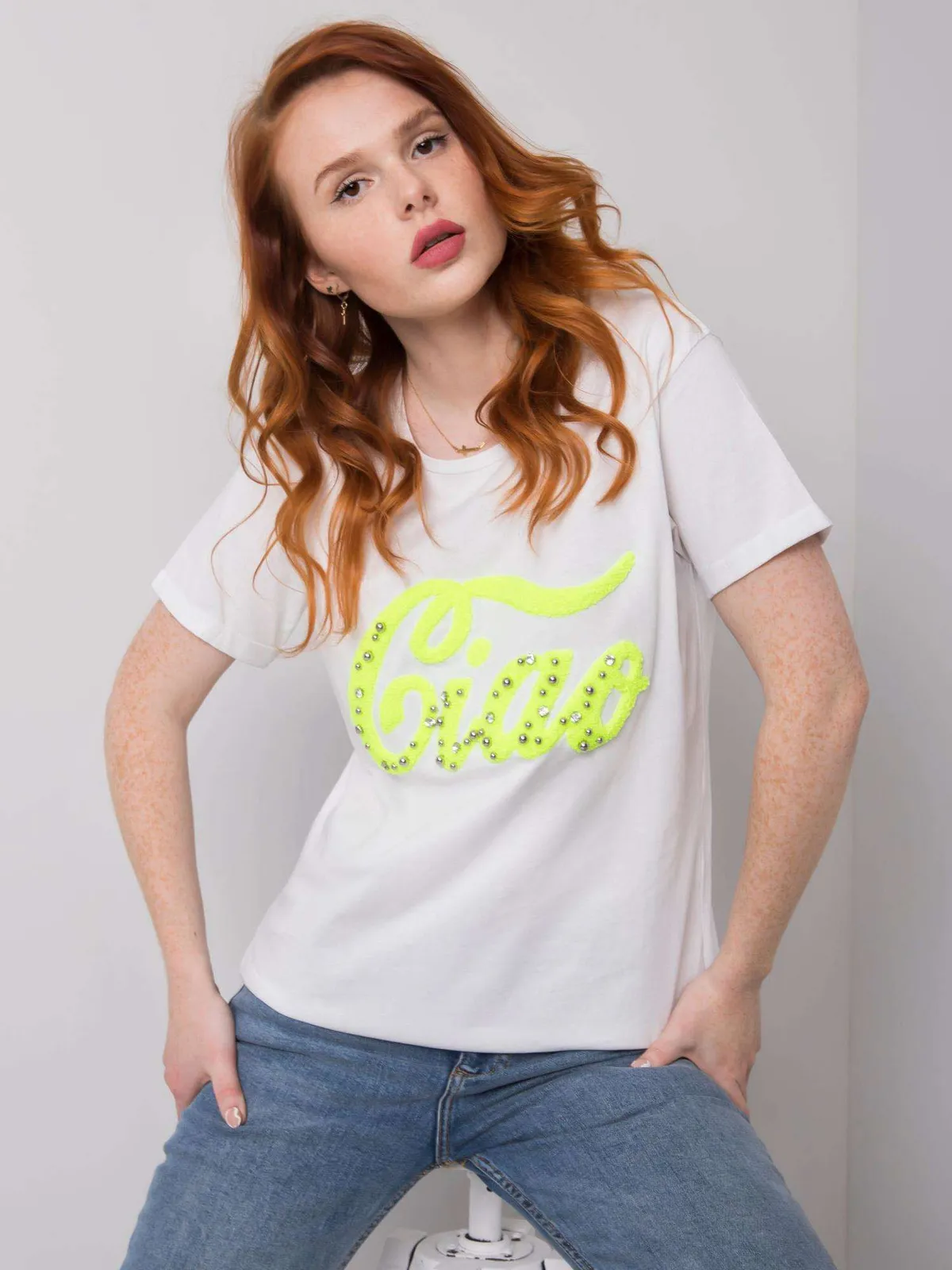 Czarny damski t-shirt z aplikacją - zdjęcie 4