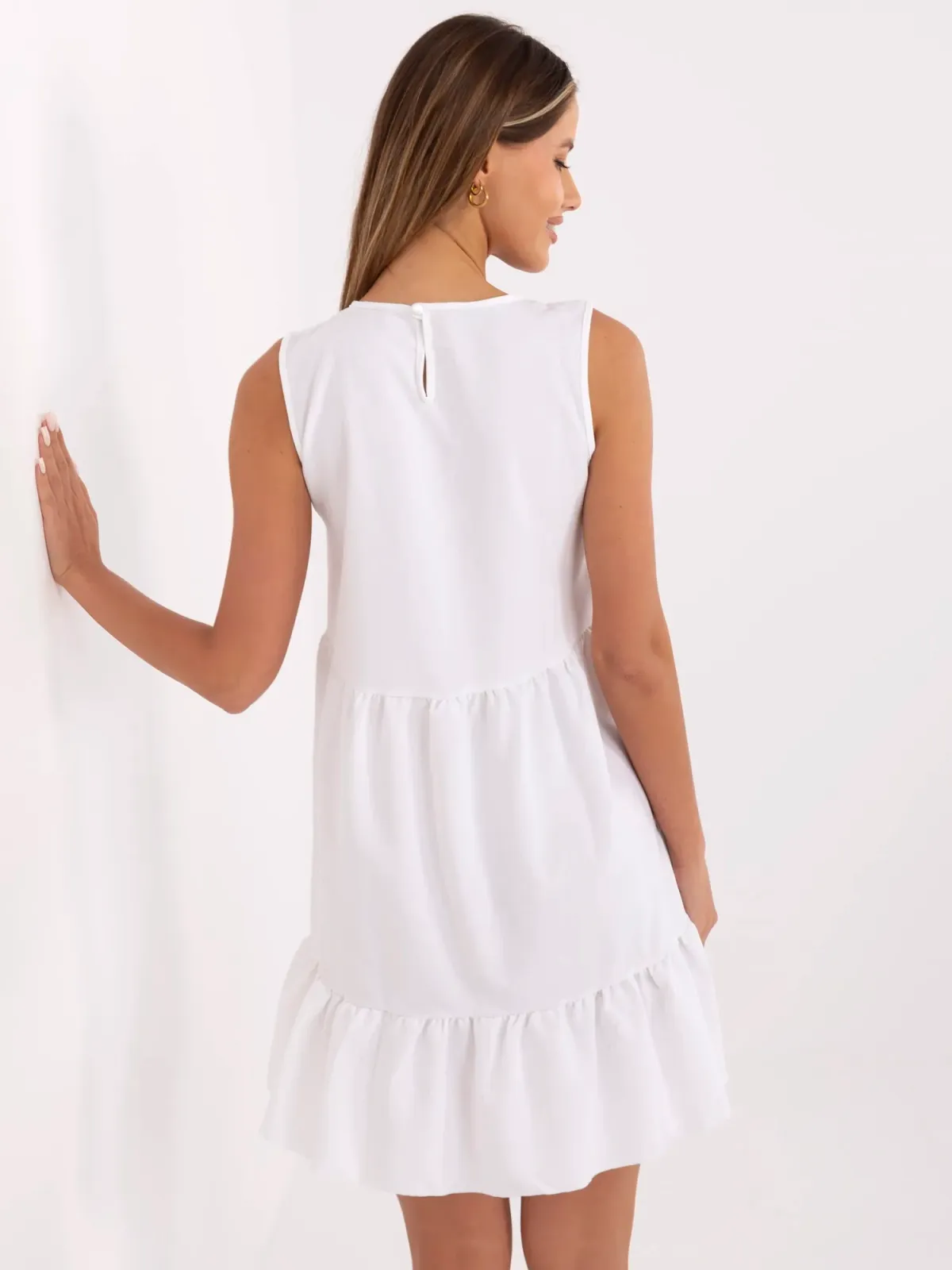 Sukienka mini o kroju oversize z falbanami - zdjęcie 1