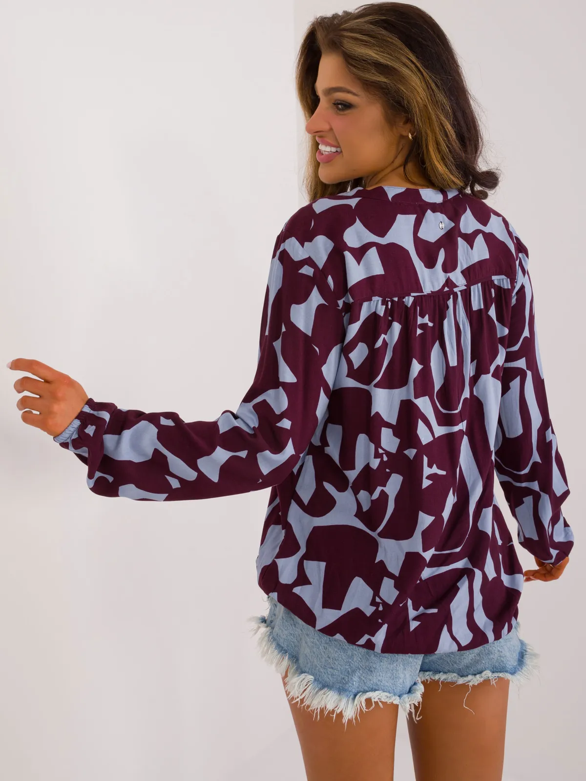 Luźna bluzka oversize z geometrycznym wzorem - zdjęcie 2