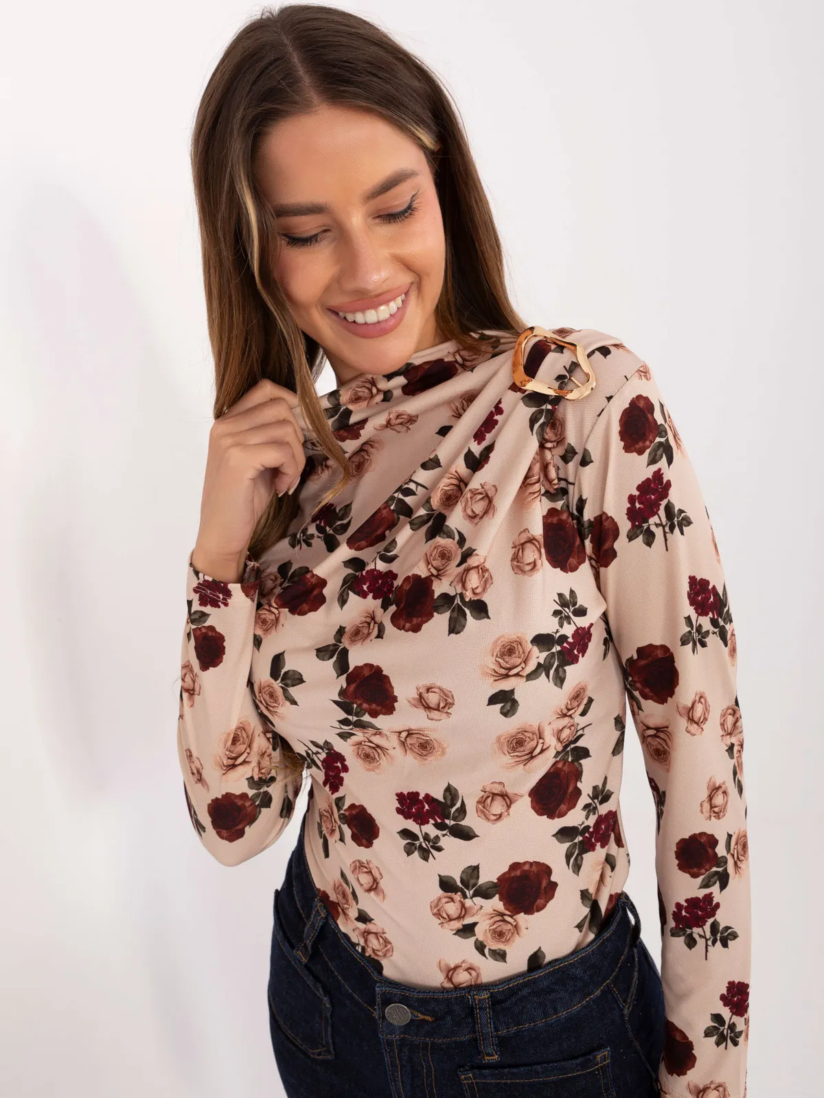 Dopasowana bluzka z ozdobną klamrą przy dekolcie - zdjęcie 1