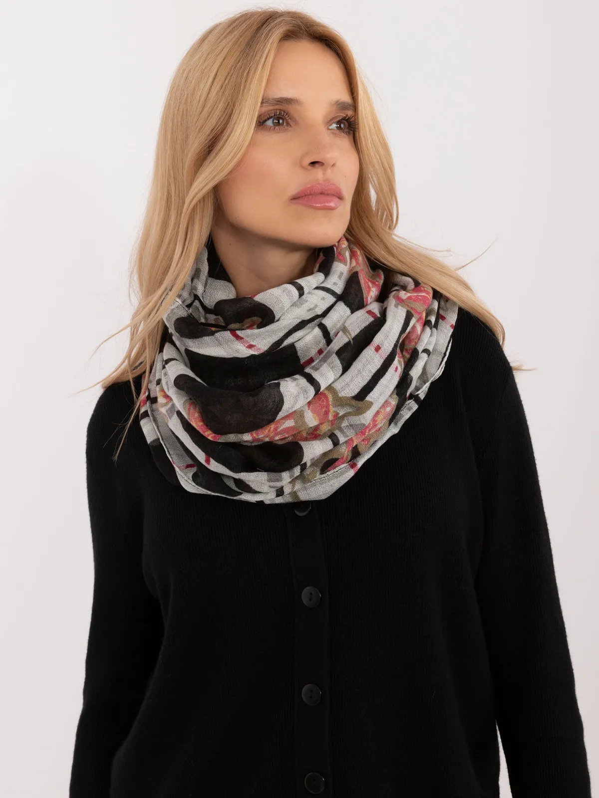 Klasyczny komin z geometrycznym wzorem dopełniający stylizację - zdjęcie 1