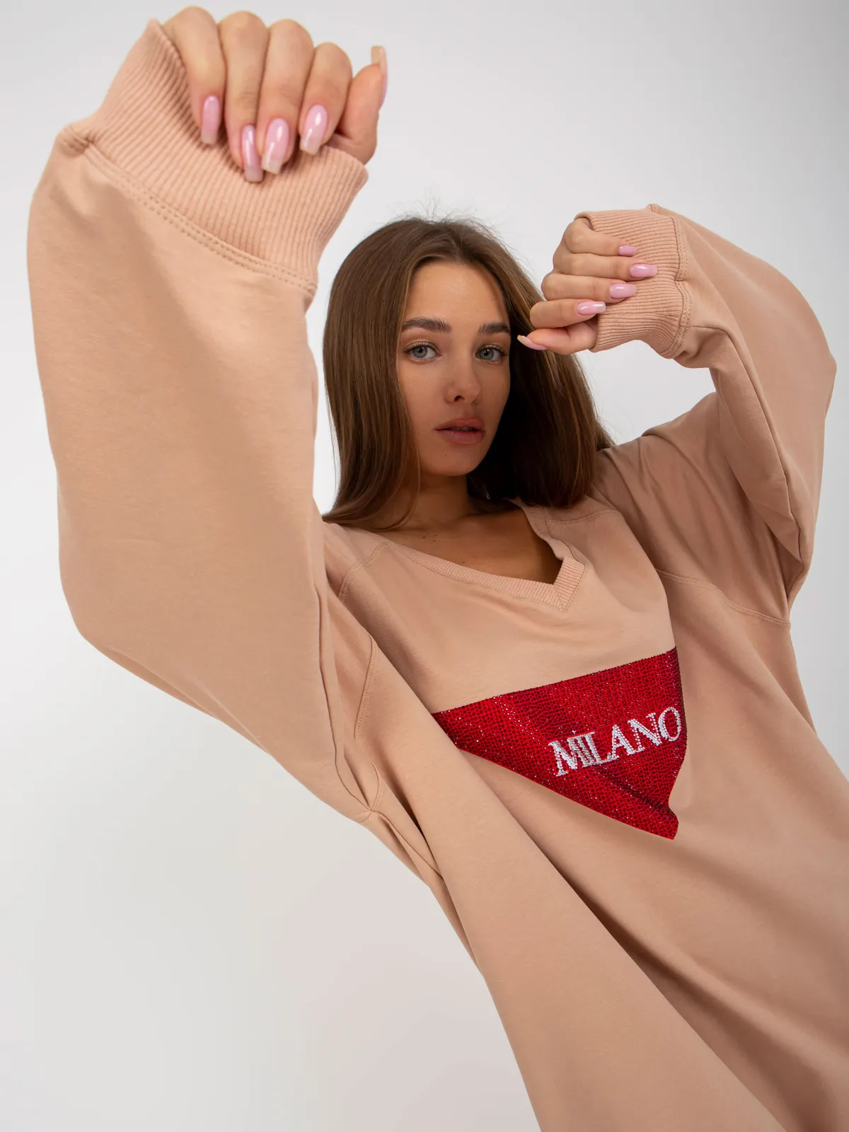 Beżowa długa bluza oversize z aplikacją z dżetów - zdjęcie 4