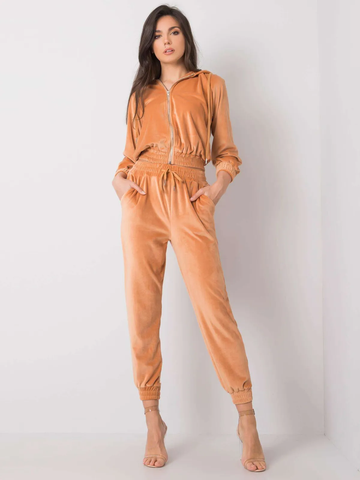 Camelowy komplet casualowy z weluru - zdjęcie 2