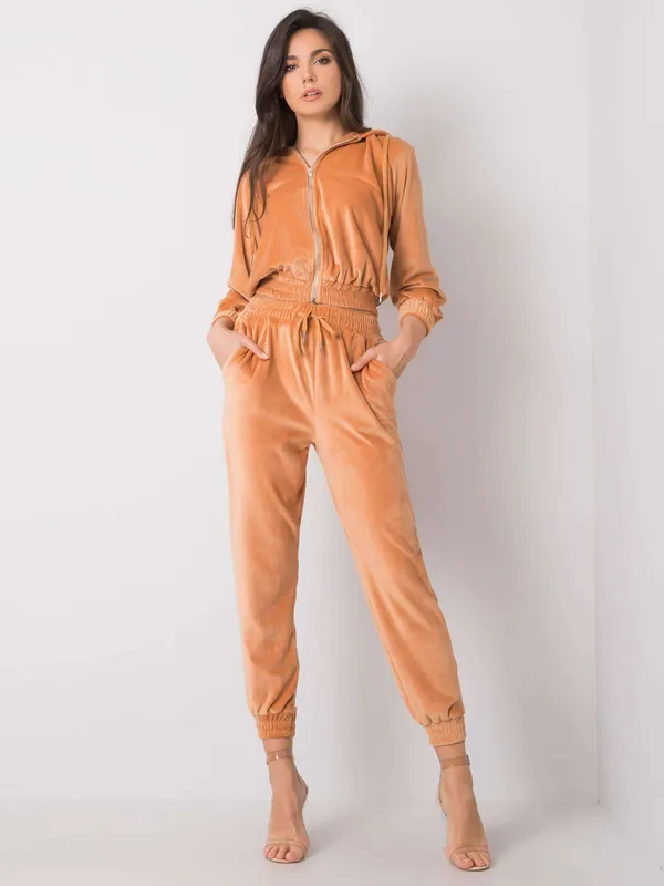 Camelowy komplet casualowy z weluru - widok 2