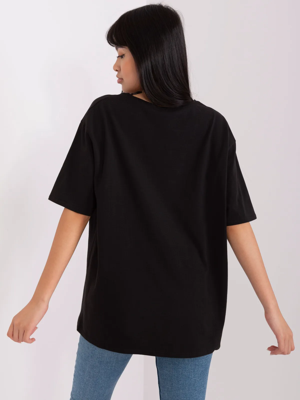Czarny t-shirt z nadrukiem i aplikacją - zdjęcie 2