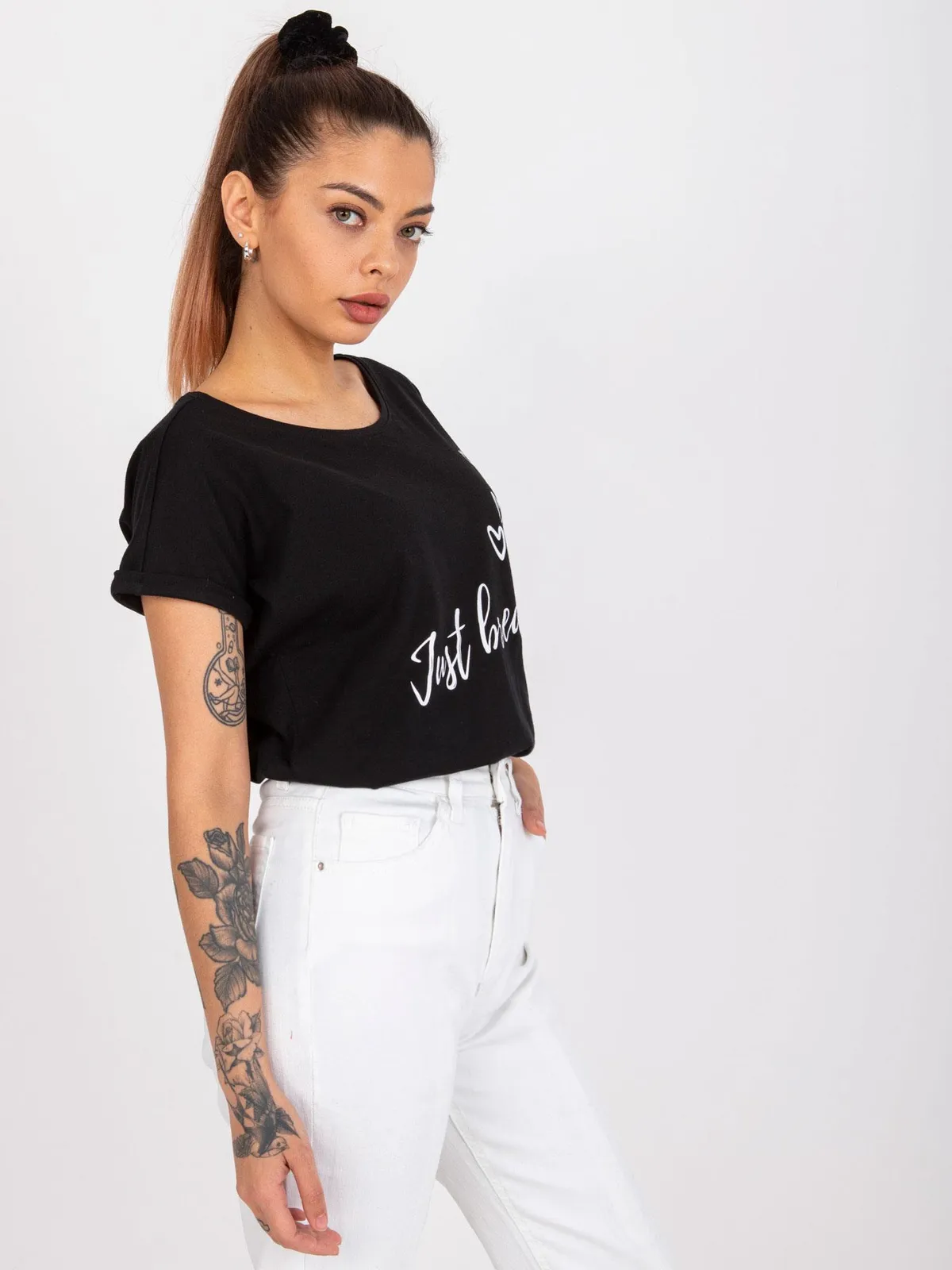 Casualowy T-shirt z nadrukiem i podwiniętymi rękawami - zdjęcie 1