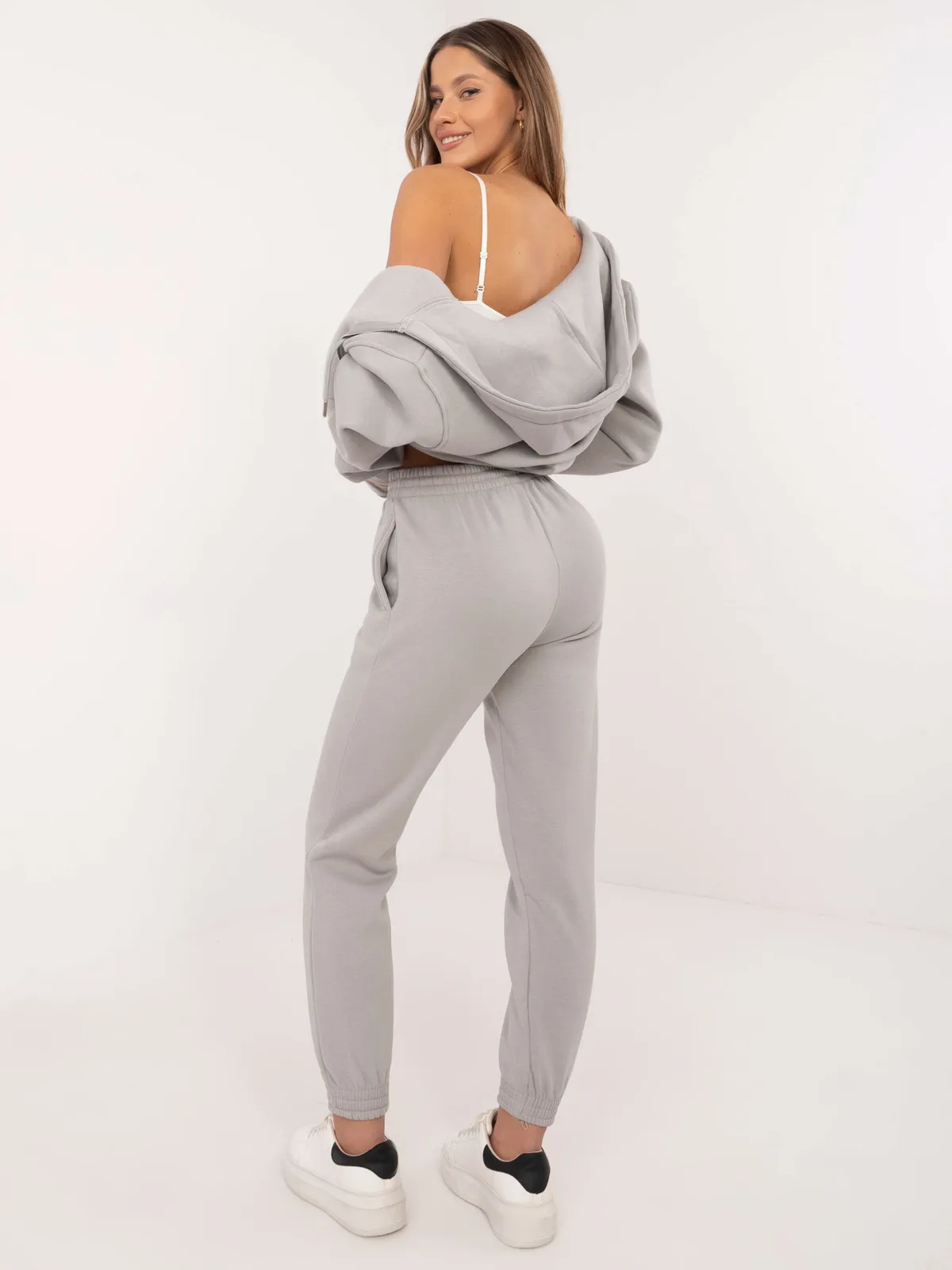 Wygodne spodnie dresowe o kroju jogger - zdjęcie 1