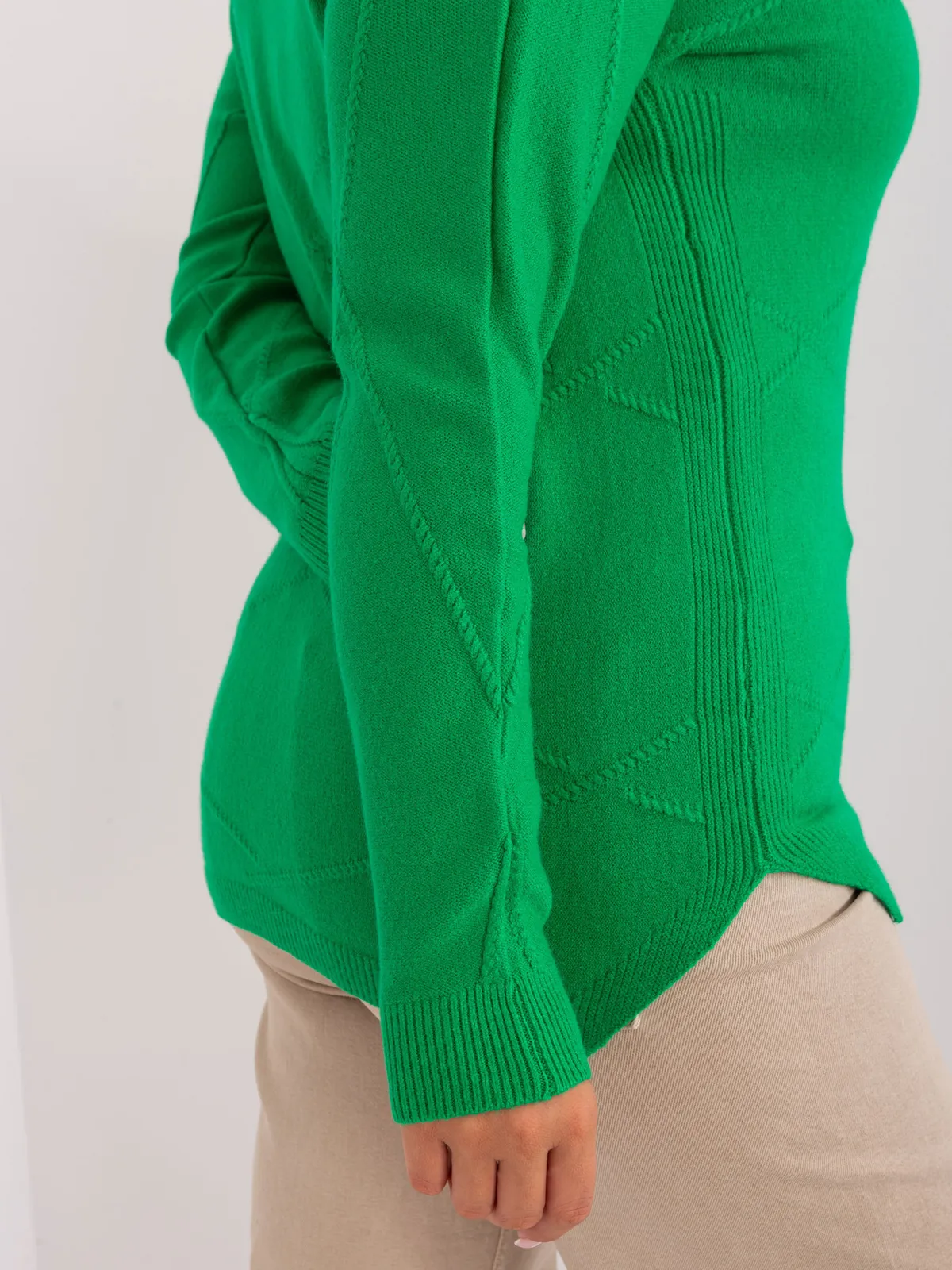Zielony sweter plus size z okrągłym dekoltem - zdjęcie 6
