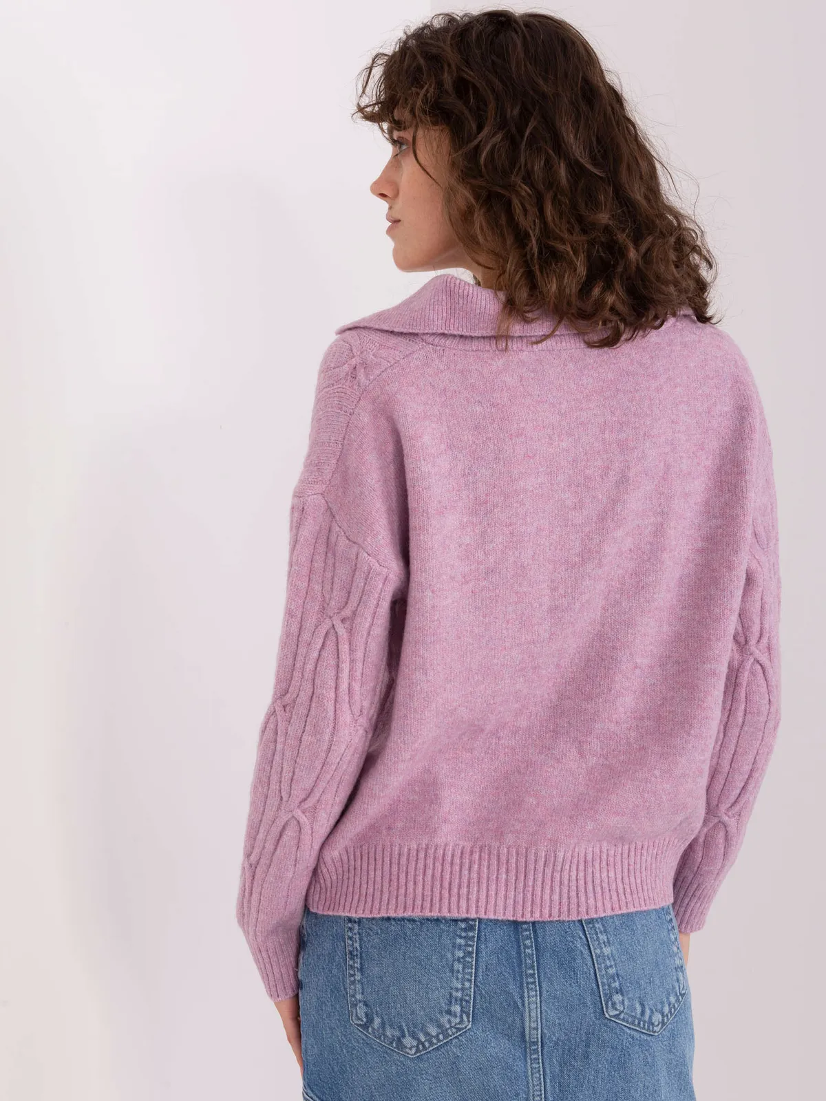 Jasnofioletowy dzianinowy sweter w warkocze - zdjęcie 4
