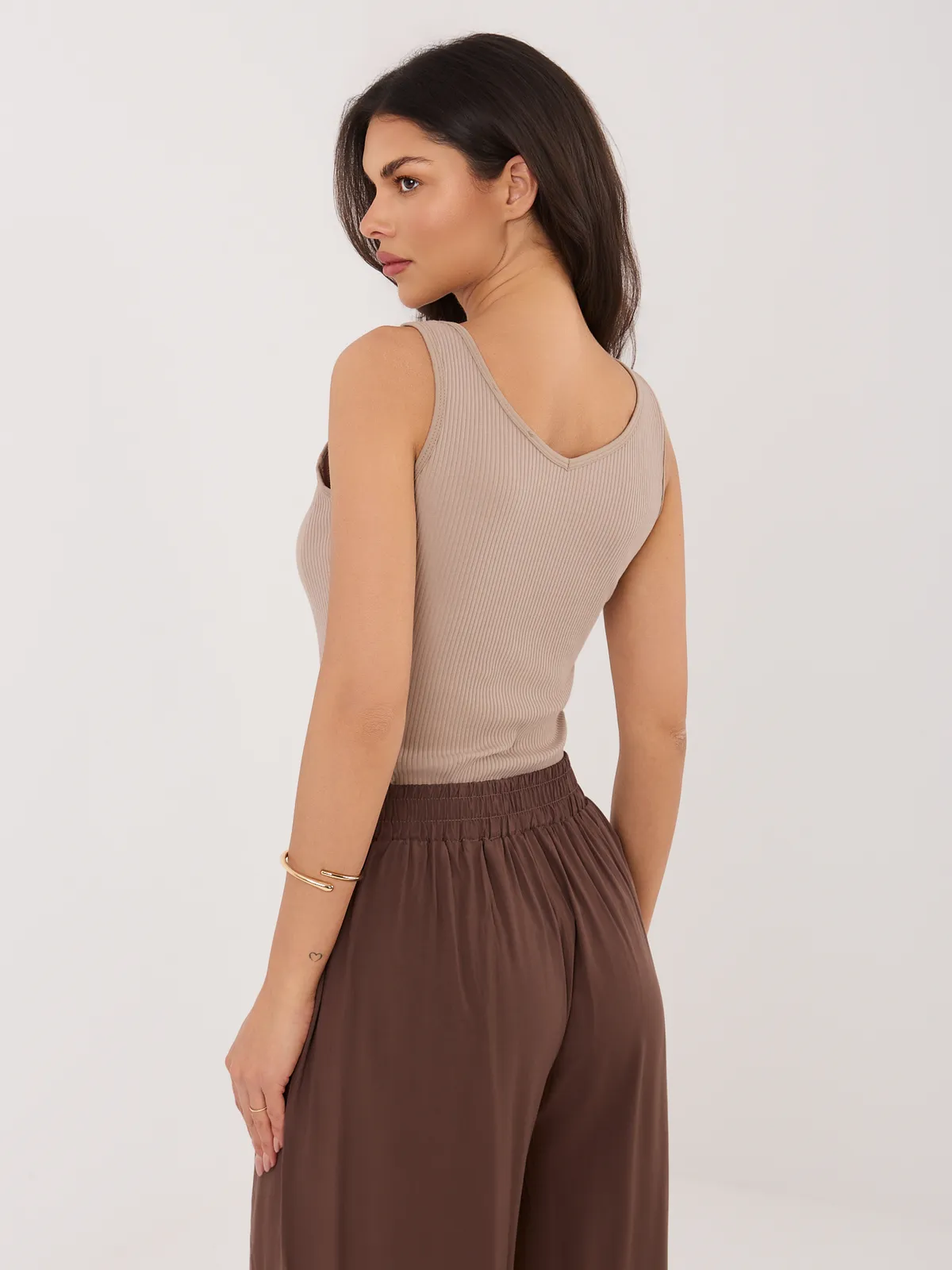 Dopasowany prążkowany top na szerokich ramiączkach - zdjęcie 1