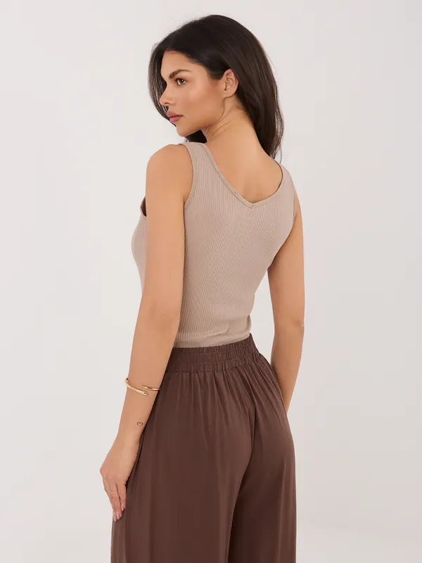 Dopasowany prążkowany top na szerokich ramiączkach