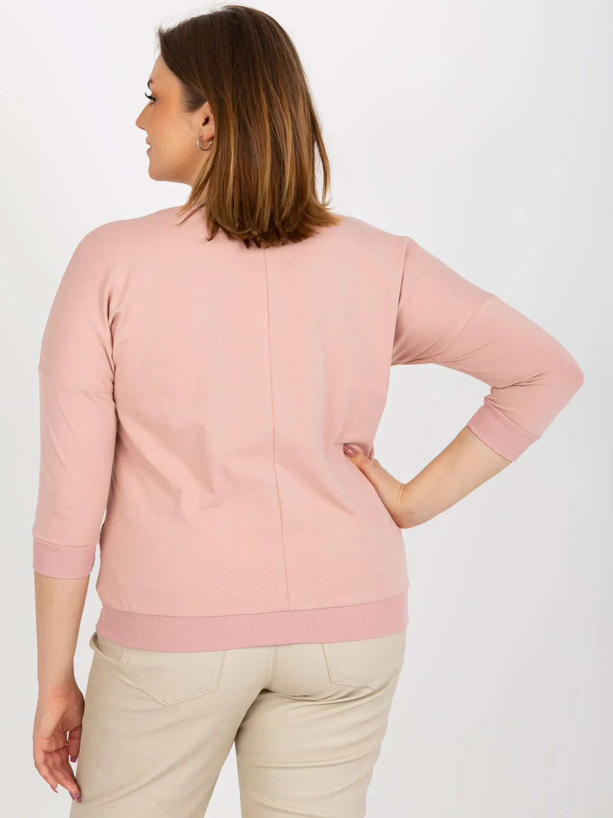 Jasnoróżowa bluzka plus size z nadrukiem i rękawem 3/4 - zdjęcie 2