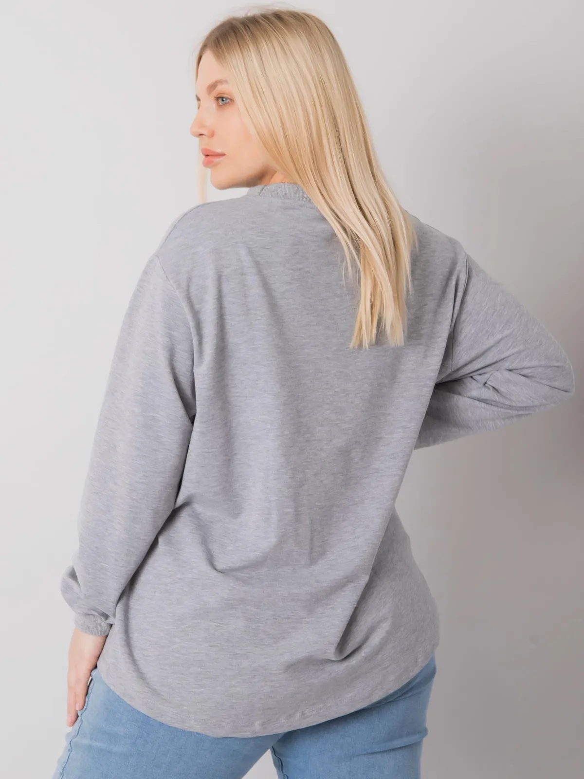 Szara melanżowa bluzka plus size z napisem - zdjęcie 4