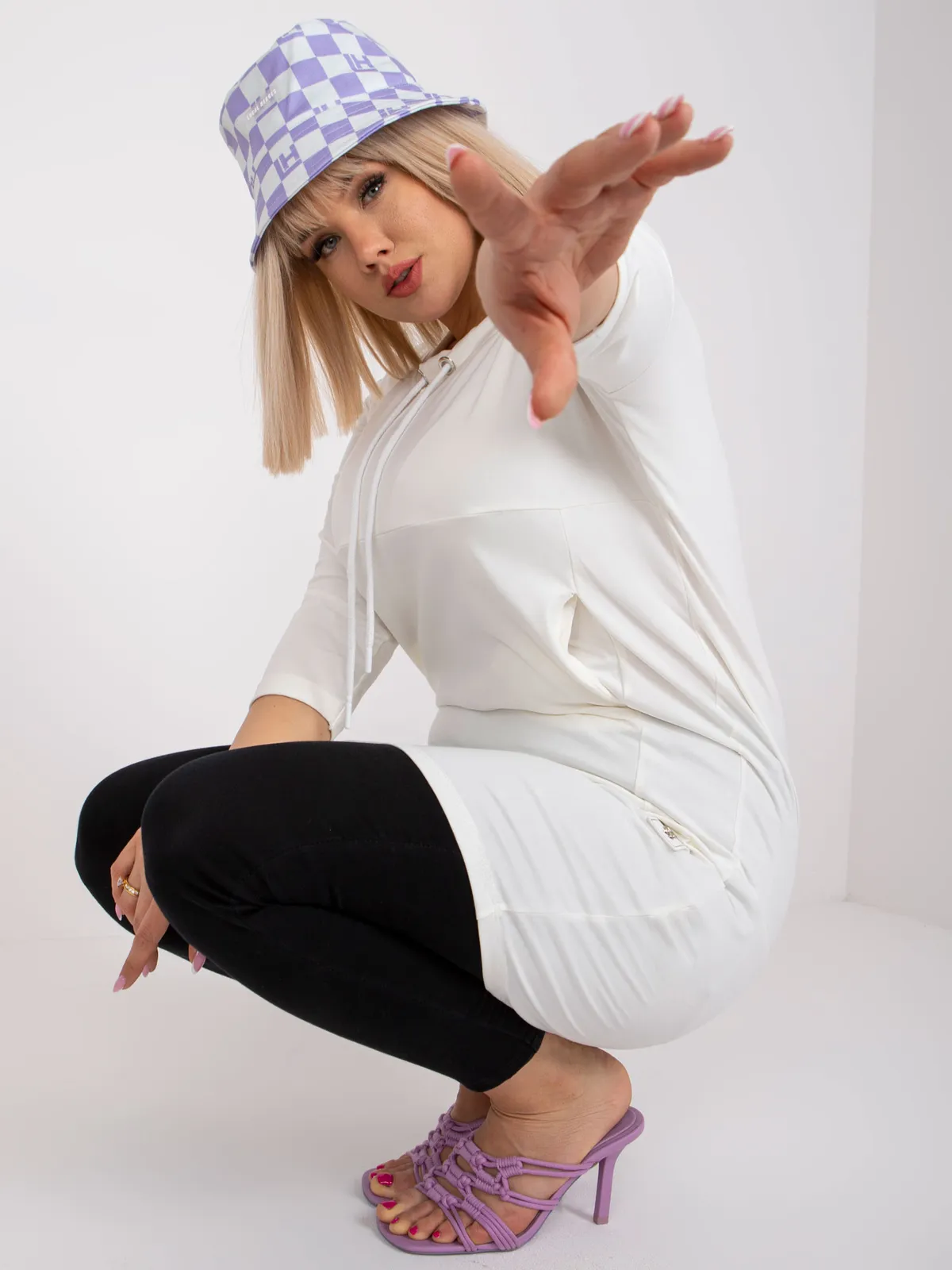 Dłuższa bluza z kapturem o casualowym kroju - zdjęcie 1