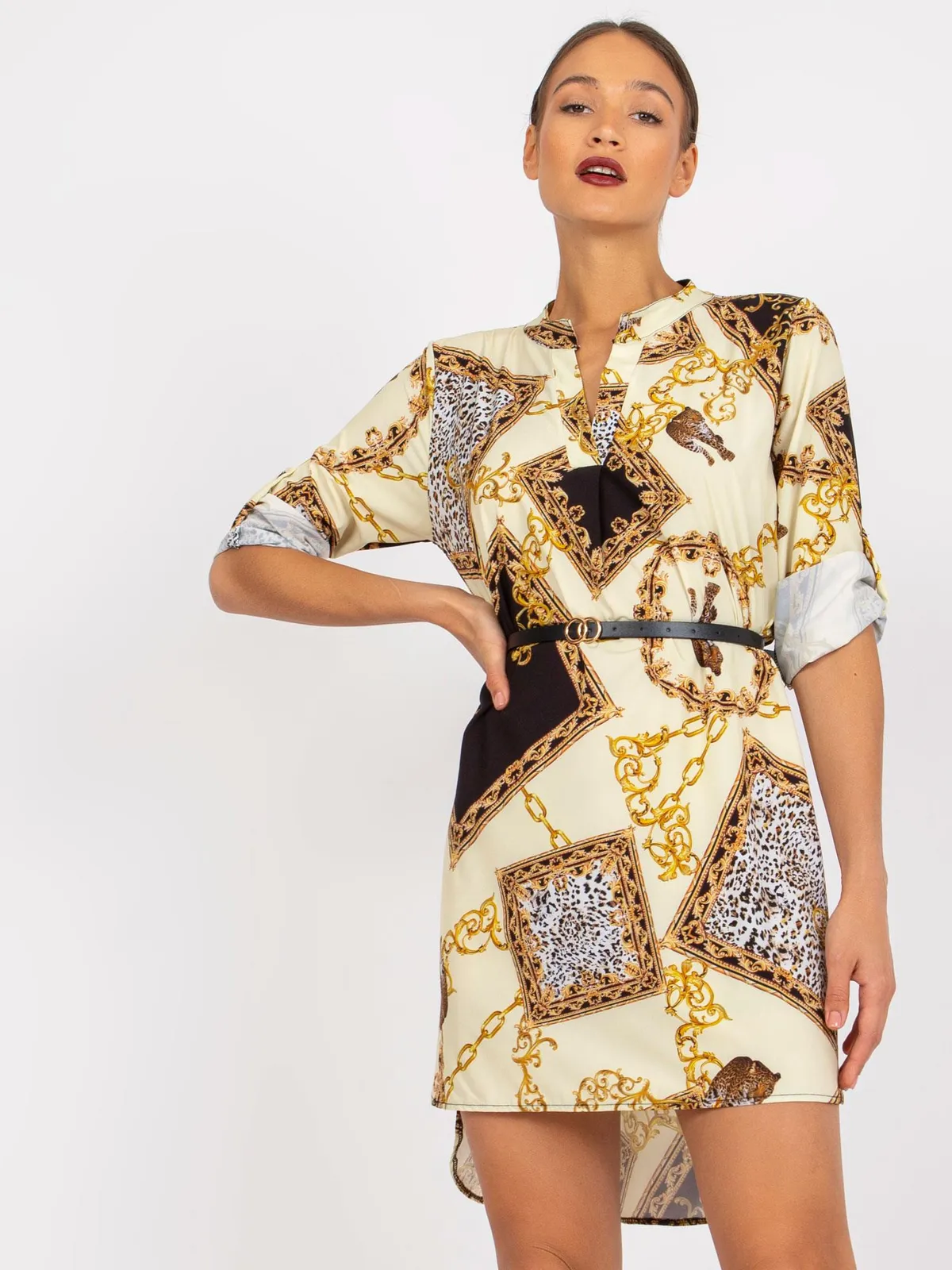 Koszulowa sukienka z paskiem o kroju oversize - zdjęcie 1