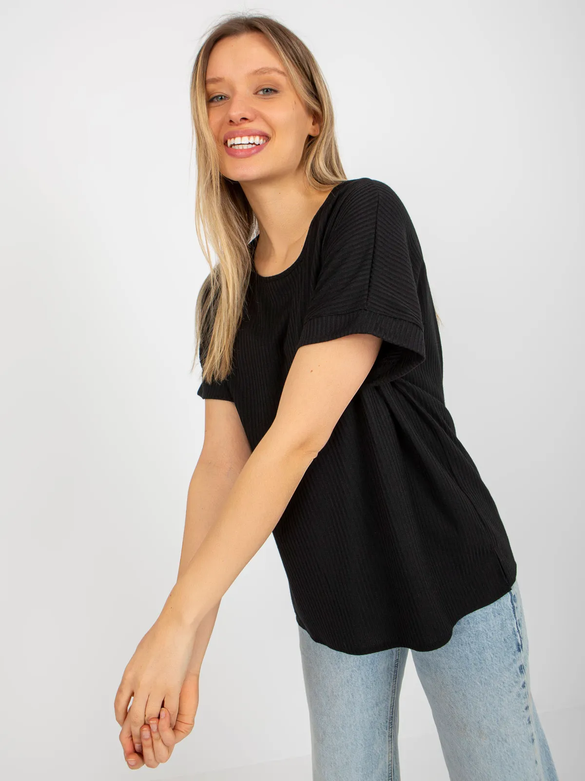 Czarna prążkowana bluzka oversize z krótkim rękawem - zdjęcie 4
