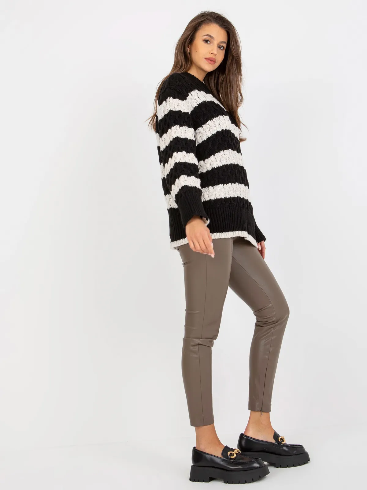 Brązowo-ecru dzianinowy sweter oversize w paski - zdjęcie 5