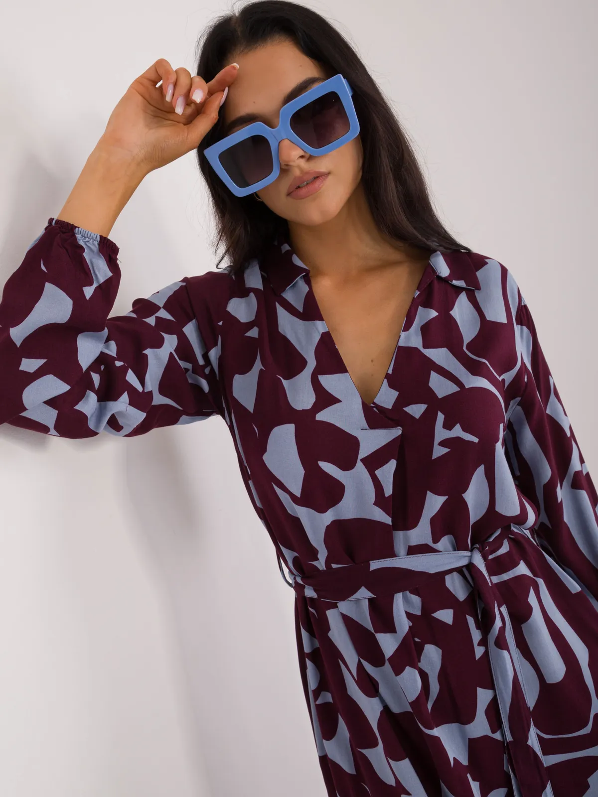 Sukienka koszulowa maxi z paskiem w talii - zdjęcie 1