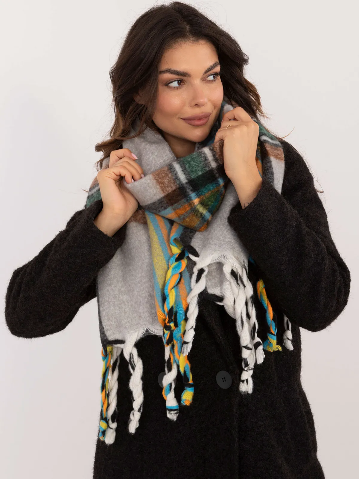 Szeroki szal w kratę z ozdobnymi frędzlami - zdjęcie 1