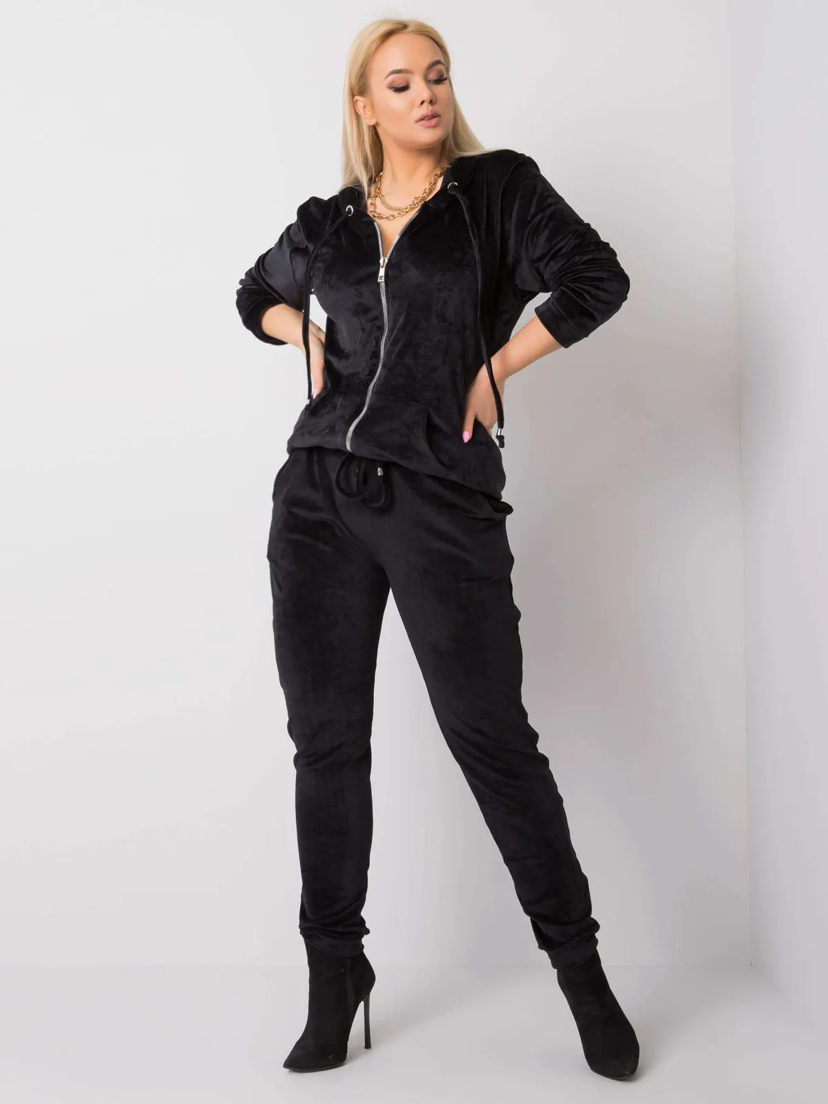 Czarny komplet welurowy plus size - zdjęcie 3