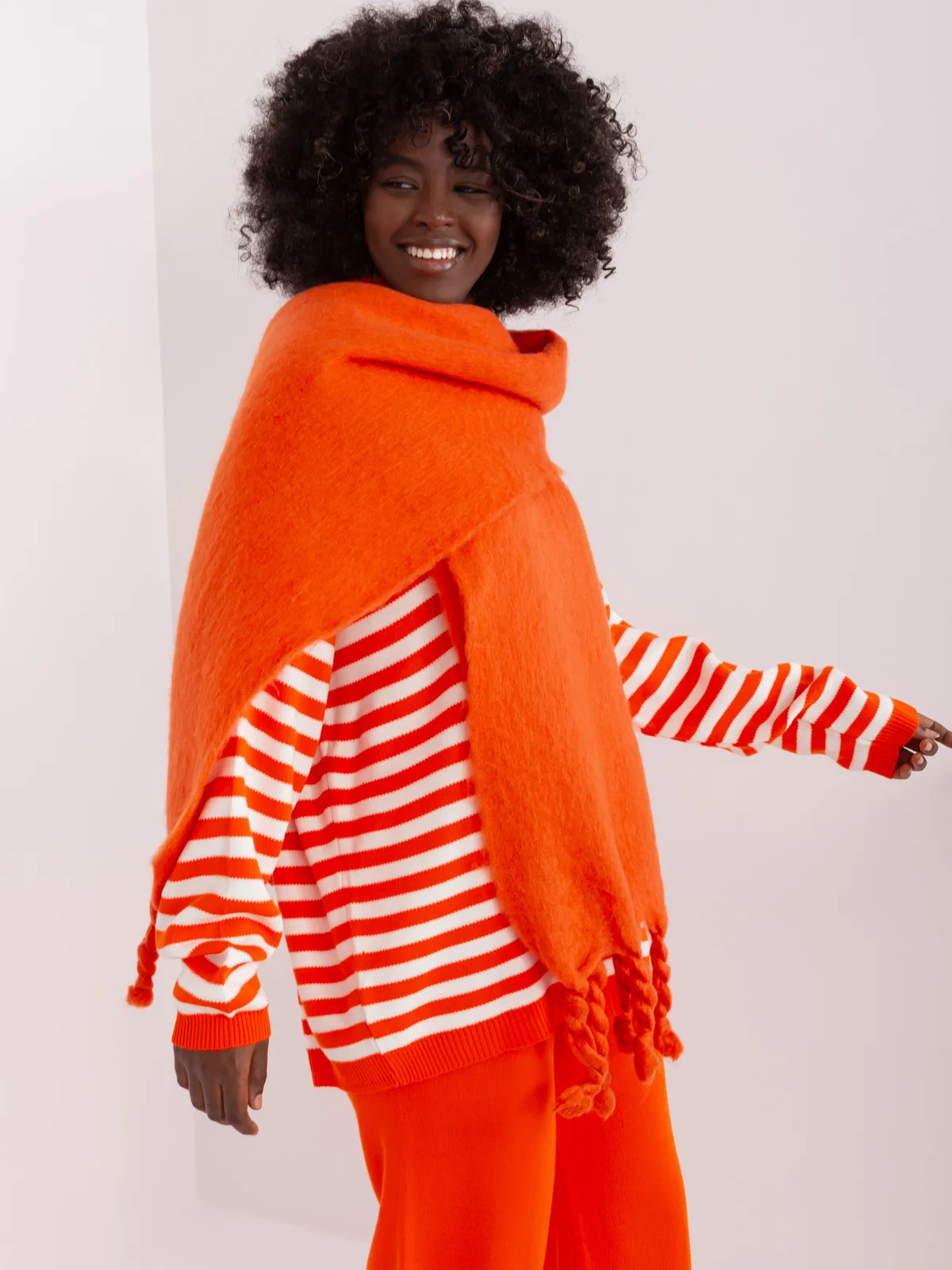 Miękki szal oversize z dekoracyjnymi frędzlami - zdjęcie 1