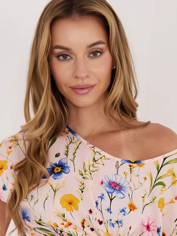 Krótka bluzka typu crop top z odkrytym ramieniem - widok 2