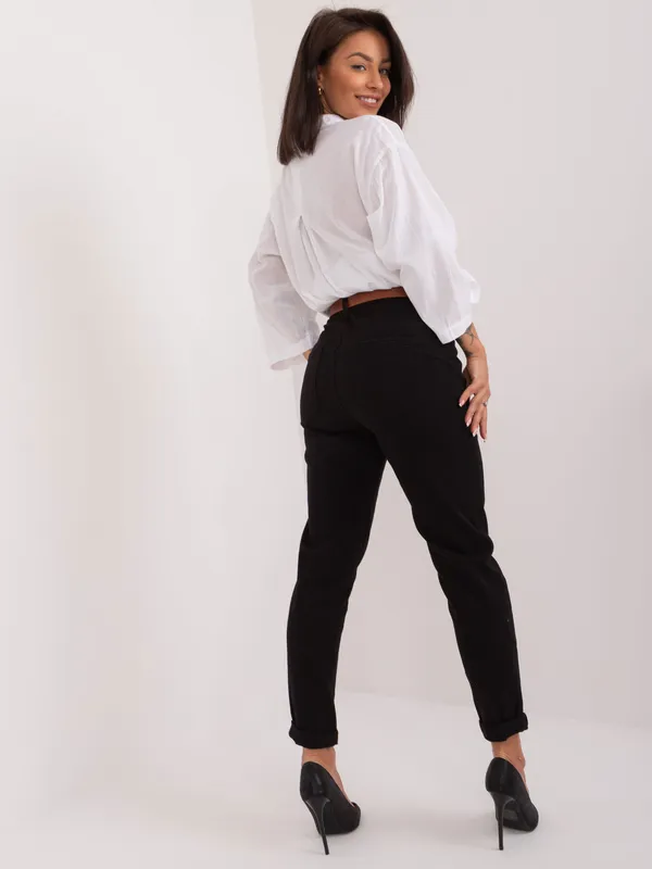 Klasyczne spodnie jeansowe o kroju mom fit - widok 2