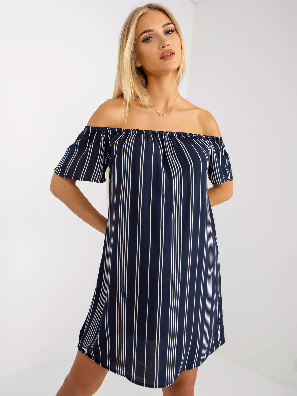 Sukienka mini z dekoltem hiszpanką w paski - zdjęcie 1