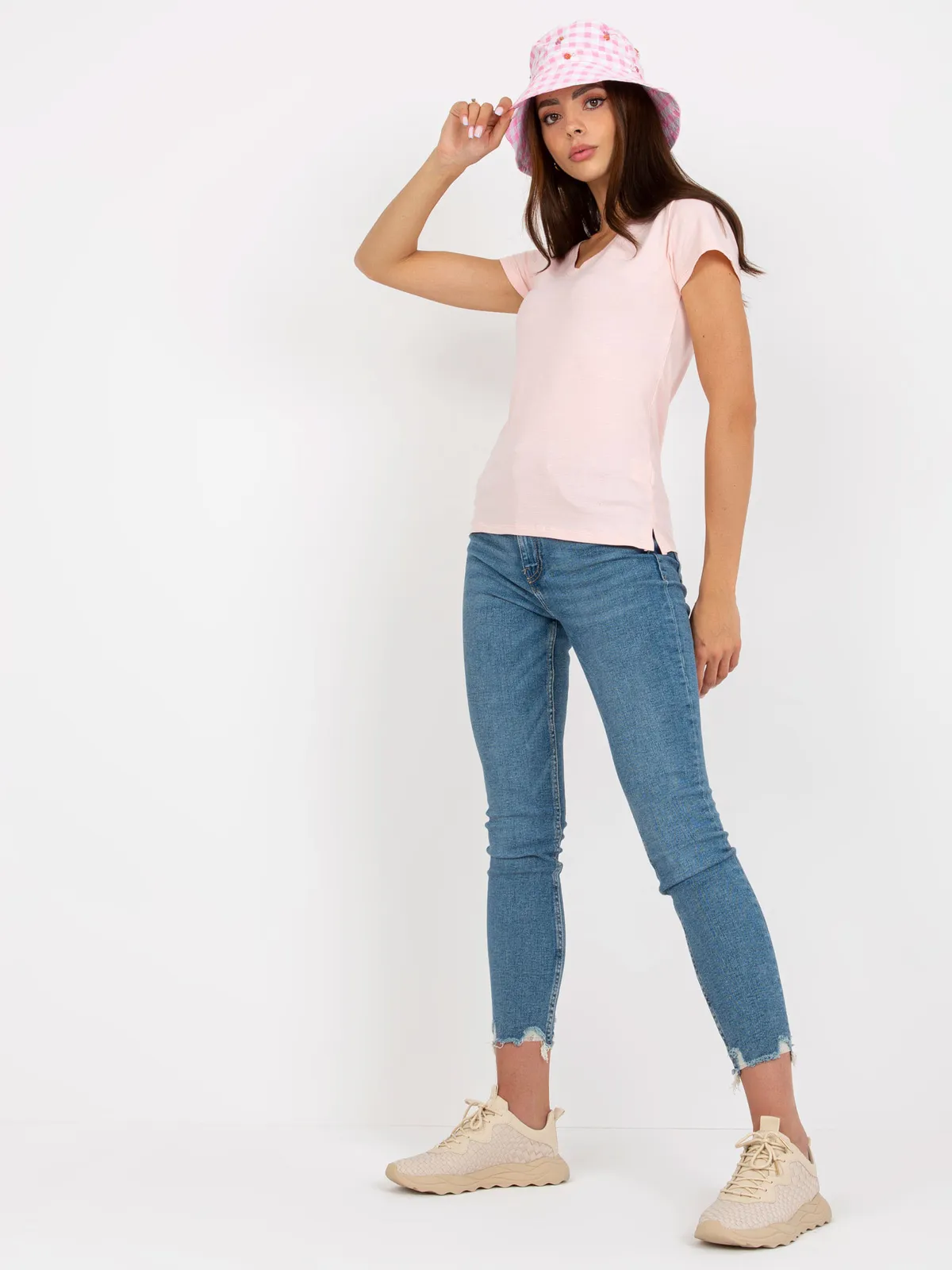 Jasnoróżowy t-shirt basic z dekoltem w serek - zdjęcie 3