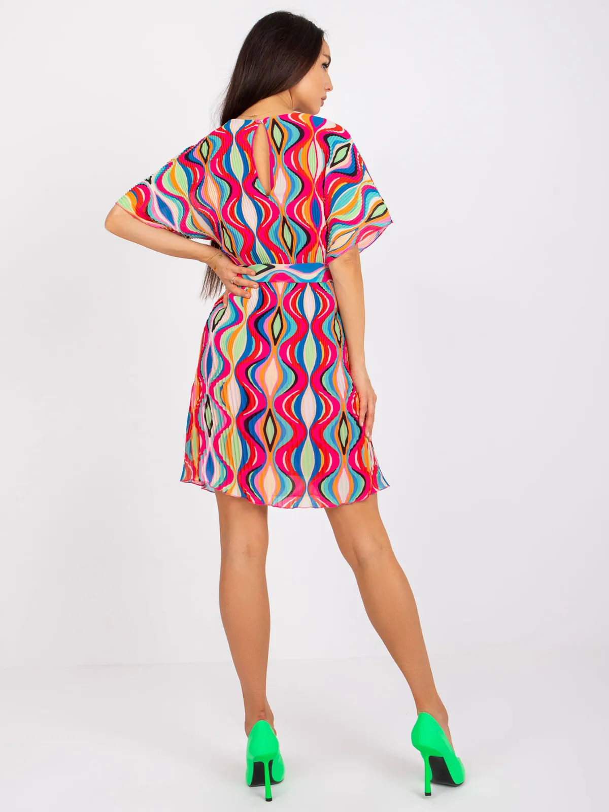 Plisowana sukienka retro z wiązanym paskiem - zdjęcie 1